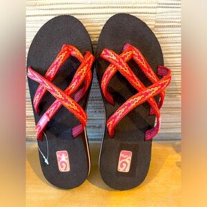 TEVA Olowahu Sandal SZ 6 NEW